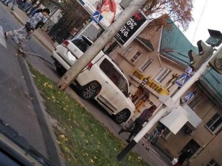 Водитель внедорожника перекрыл пешеходную зону в центре Ставрополя